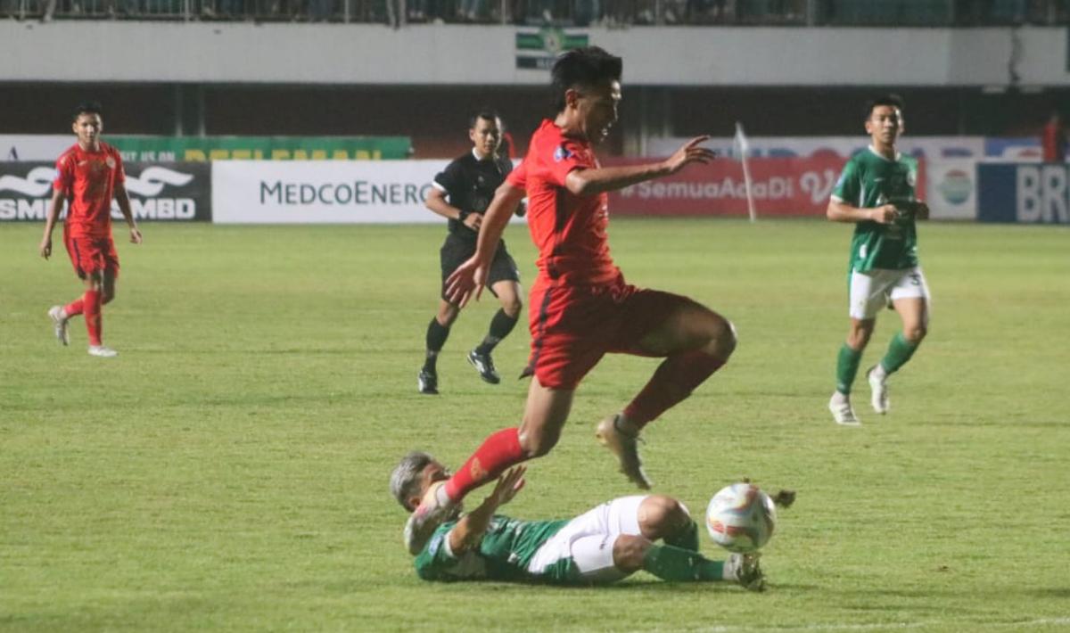 Pemain Persija, Hanif Sjahbandi menghindar dari tackle pemain PSS Sleman, Kim Kurniawan pada laga pekan keenam Liga 1 2023/2024 di stadion Maguwoharjo, Jumat (04/08/23).