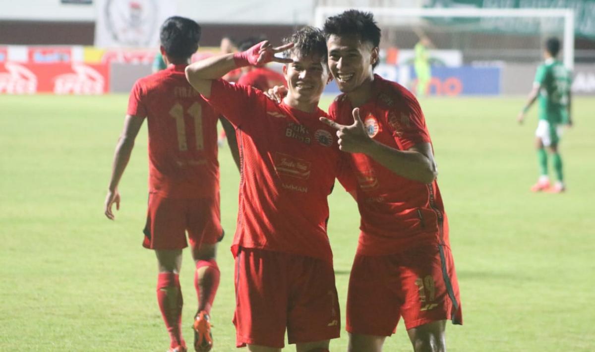 Selebrasi pemain Persija, Ryo Matsumura dan Hanif Sjahbandi usai mencetak gol ke gawang PSS Sleman pada laga pekan keenam Liga 1 2023/2024 di stadion Maguwoharjo, Jumat (04/08/23).