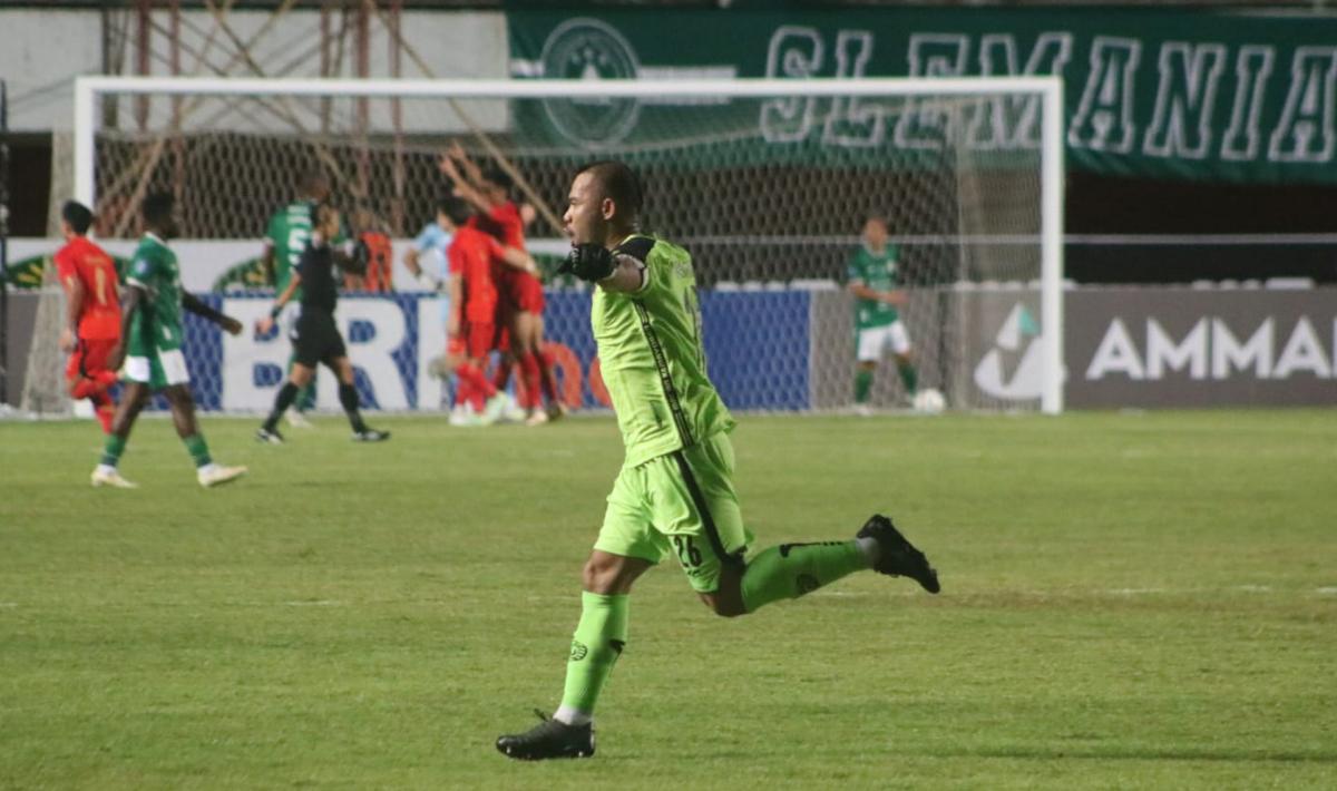 Selebrasi kiper Persija, Andritany Ardiyasa usai timnya mencetak gol ke gawang PSS Sleman pada laga pekan keenam Liga 1 2023/2024 di stadion Maguwoharjo, Jumat (04/08/23).