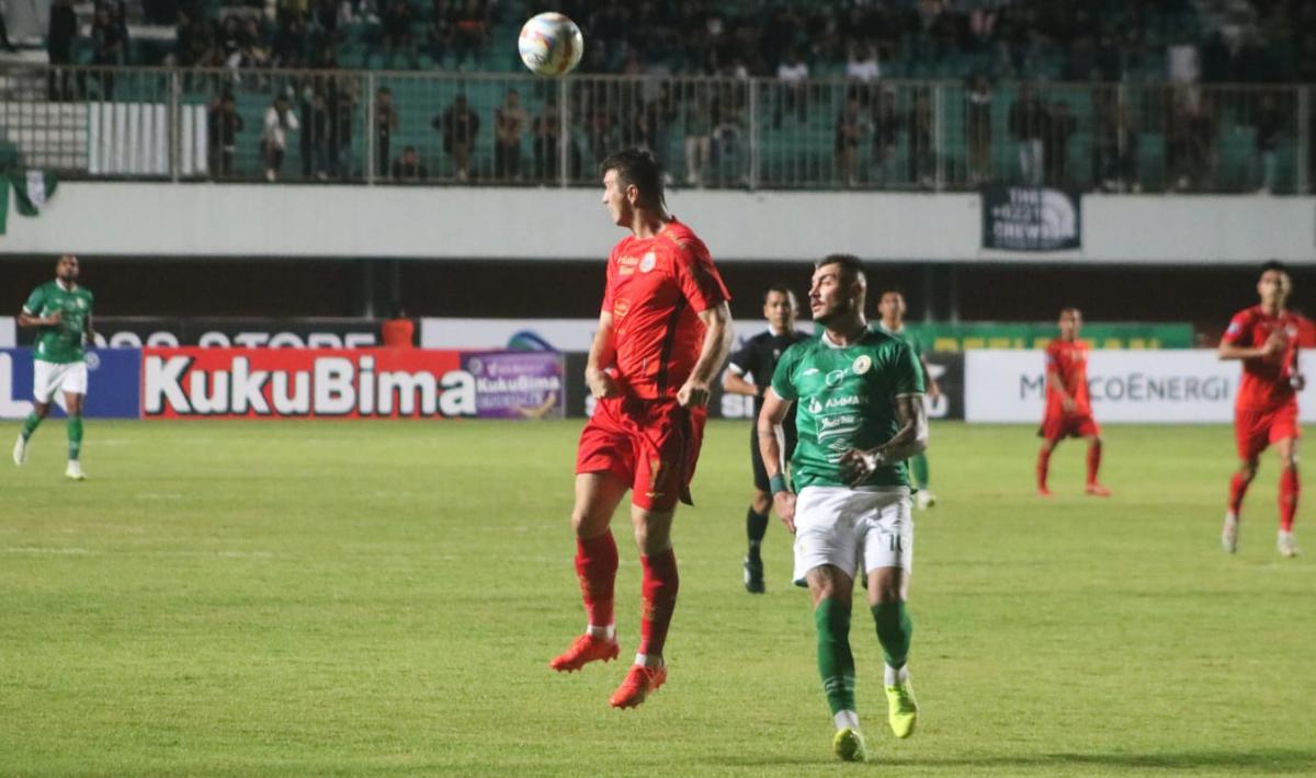 Bek Persija, Ondrej Kudela menghalau bola yang mengarah ke striker PSS Sleman, Yevhen Bokhashvili pada laga pekan keenam Liga 1 2023/2024 di stadion Maguwoharjo, Jumat (04/08/23).