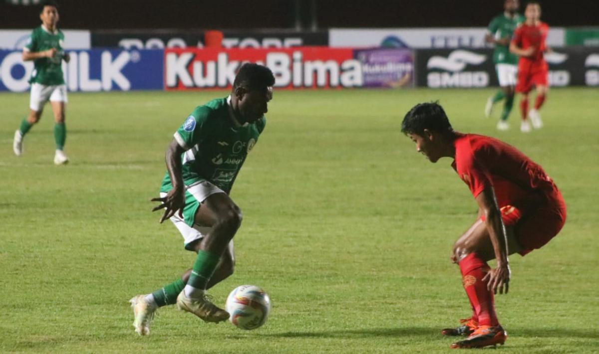 Striker PSS Sleman, Riky Cawor (kiri) mencoba melewati hadangan bek Persija, Firza Andika pada laga pekan keenam Liga 1 2023/2024 di stadion Maguwoharjo, Jumat (04/08/23).