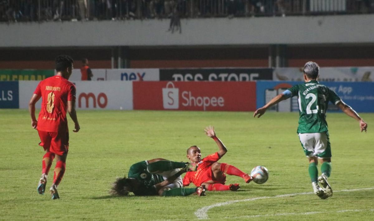 Benturan winger PSS Sleman, Kei Sano dengan pemain Persija, Riko Simanjuntak pada laga pekan keenam Liga 1 2023/2024 di stadion Maguwoharjo, Jumat (04/08/23).