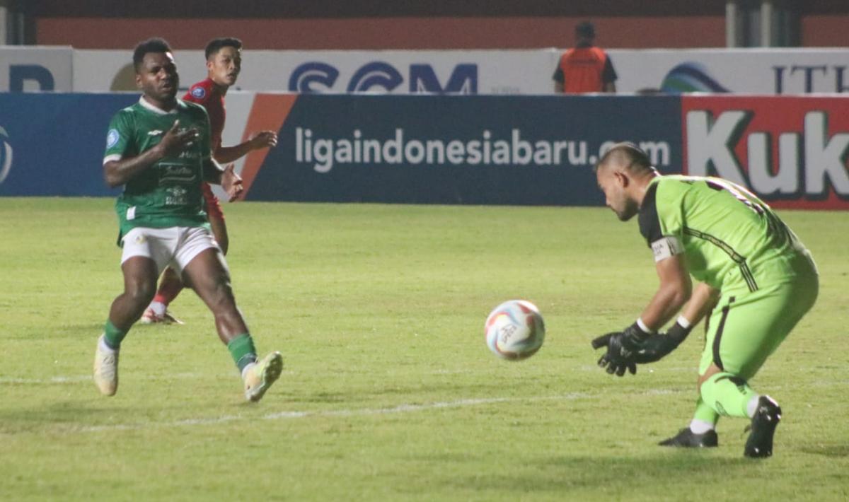 Striker PSS Sleman, Ricky Cawor (kiri) berusaha mengejar bola yang mengarah ke gawang Persija pada laga pekan keenam Liga 1 2023/2024 di stadion Maguwoharjo, Jumat (04/08/23).