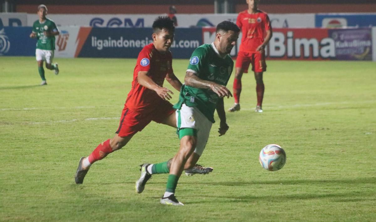 Striker PSS Sleman, Jonathan Bustos dijaga ketat pemain Persija, Witan Sulaeman pada laga pekan keenam Liga 1 2023/2024 di stadion Maguwoharjo, Jumat (04/08/23).