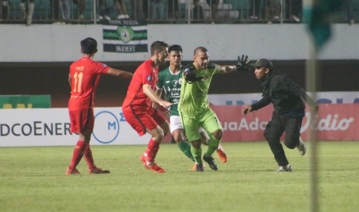 Ondrej Kudel dan Andritany Ardiyasa mencoba menghalau suporter yang mengejar wasit usai pada laga pekan keenam Liga 1 2023/2024 antara PSS Sleman vs Persija di stadion Maguwoharjo, Jumat (04/08/23).
