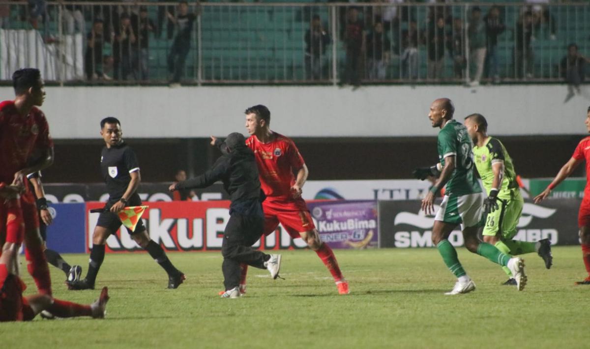 Ondrej Kudel dan Andritany Ardiyasa mencoba menghalau suporter yang mengejar wasit usai pada laga pekan keenam Liga 1 2023/2024 antara PSS Sleman vs Persija di stadion Maguwoharjo, Jumat (04/08/23).