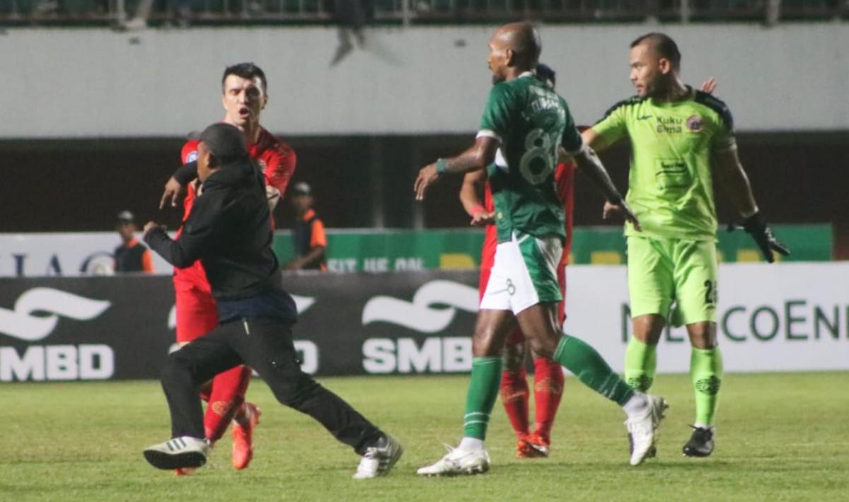 Ondrej Kudel dan Andritany Ardiyasa mencoba menghalau suporter yang mengejar wasit usai pada laga pekan keenam Liga 1 2023/2024 antara PSS Sleman vs Persija di stadion Maguwoharjo, Jumat (04/08/23).