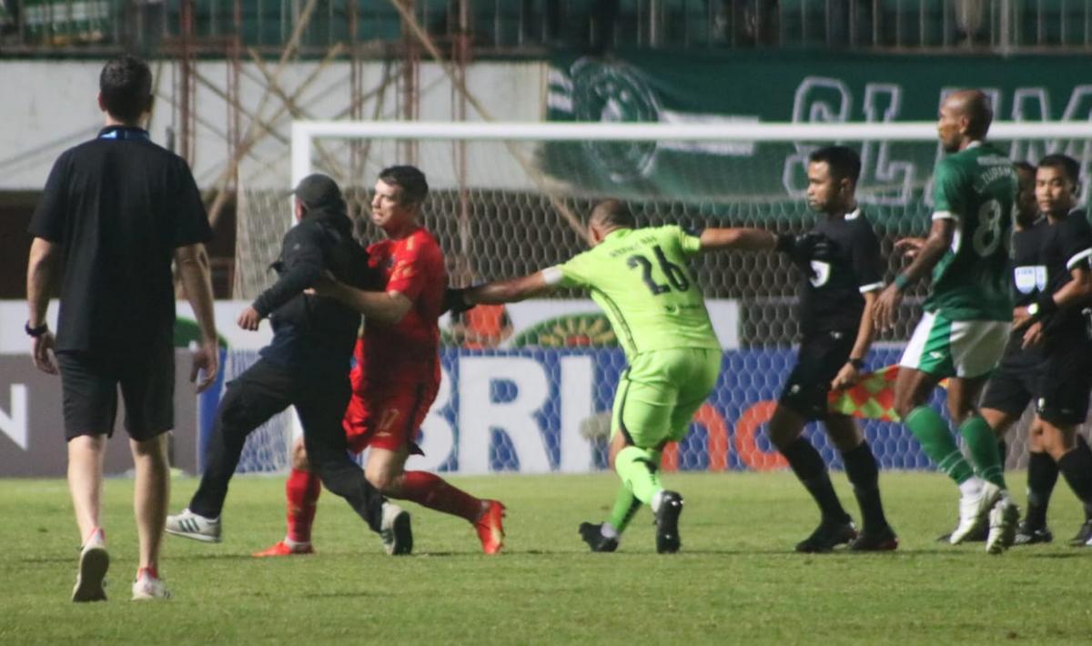 Ondrej Kudel dan Andritany Ardiyasa mencoba menghalau suporter yang mengejar wasit usai pada laga pekan keenam Liga 1 2023/2024 antara PSS Sleman vs Persija di stadion Maguwoharjo, Jumat (04/08/23).