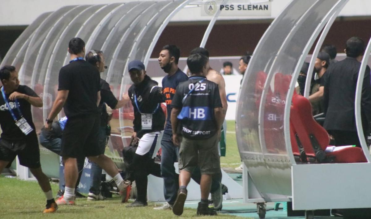 Suporter yang masuk ke lapangan dan mengejar wasit diamankan oleh petugas usai laga pekan keenam Liga 1 2023/2024 di stadion Maguwoharjo, Jumat (04/08/23).