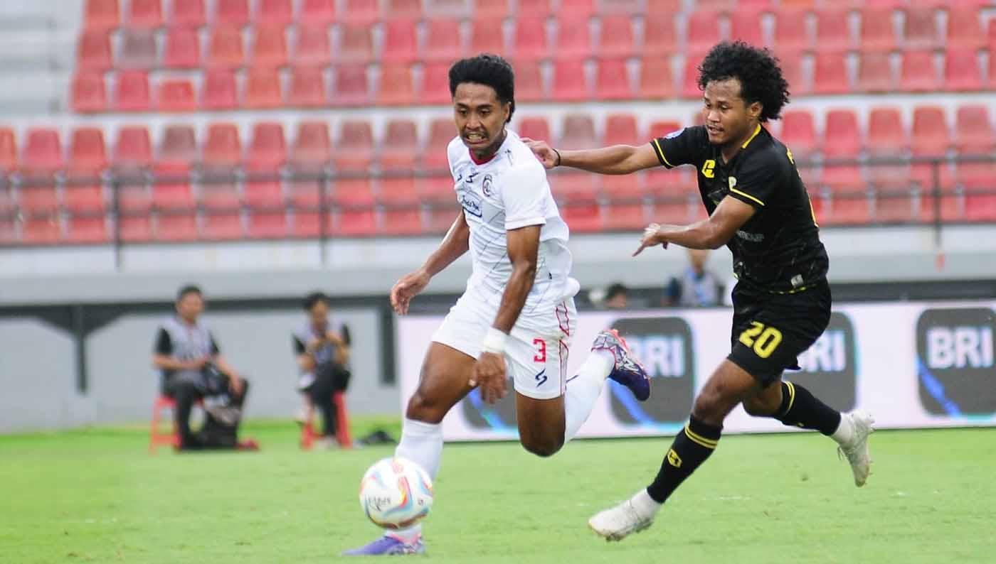 Perebutan bola pemain Arema Bayu Aji dengan pemain Barito Putera Bagas Kaffa pada pekan keenam laga Liga 1 di Stadion Kapten I Wayan Dipta (Gianyar), Sabtu (05/08/23). Foto: MO Arema FC.