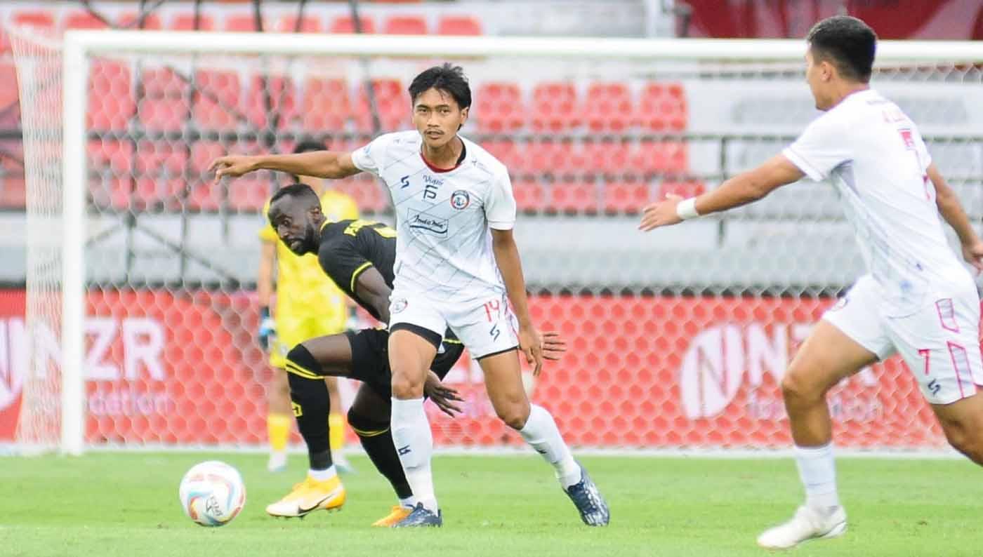 Duel pemain Arema Jayus Hariono dengan pemain Barito Putera Makan Konate pada pekan keenam laga Liga 1 di Stadion Kapten I Wayan Dipta (Gianyar), Sabtu (05/08/23). (Foto: MO Arema FC)