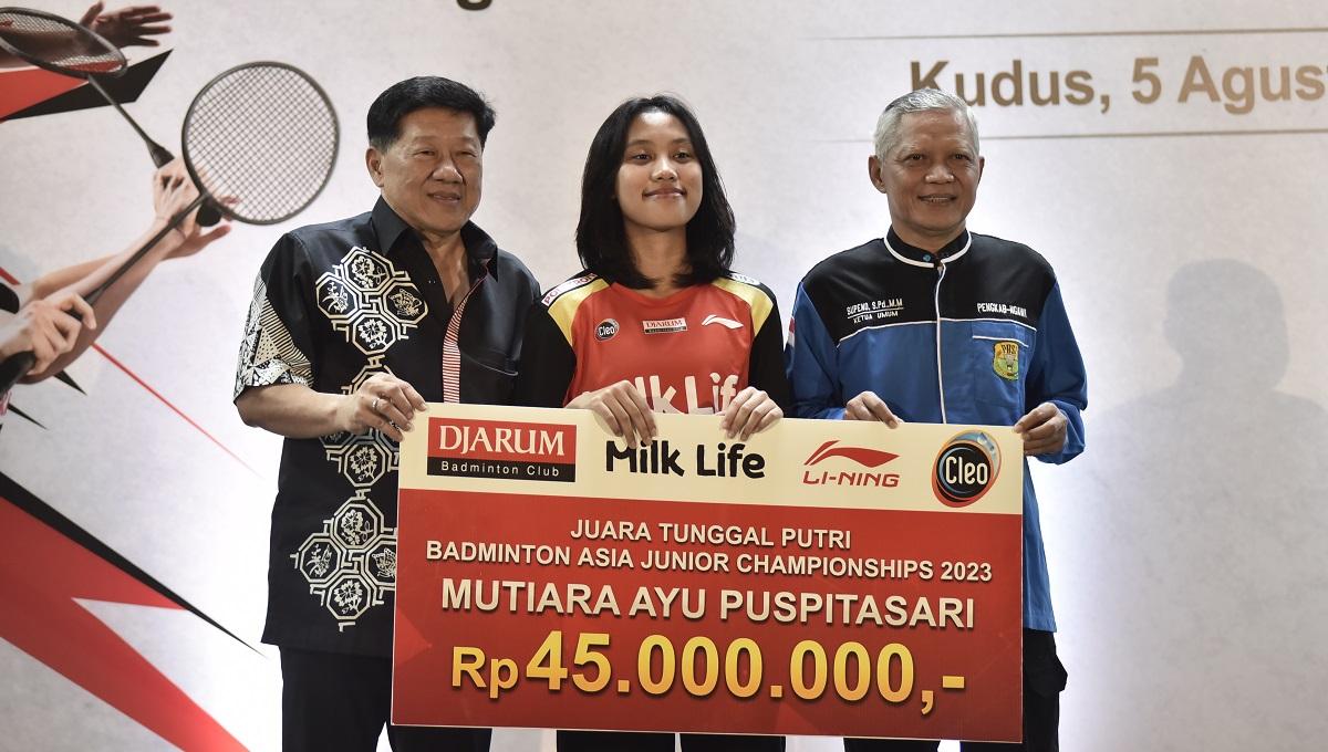 Mutiara Ayu Puspitasari diapit Program Director Bakti Olahraga Djarum Foundation sekaligus Ketua PB Djarum Yoppy Rosimin.