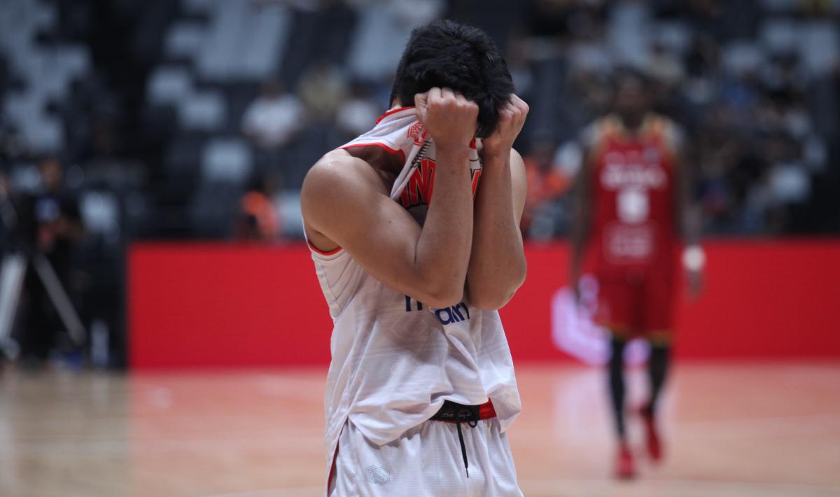 Ekspresi kekecewaan pemain Timnas Basket Indonesia, Yudha Saputera usai dikalahkan Suriah pada event Indonesia International Basketball Invitational (IIBI) 2023 di Indonesia Arena, Senayan, Jakarta, Sabtu (05/08/23). 