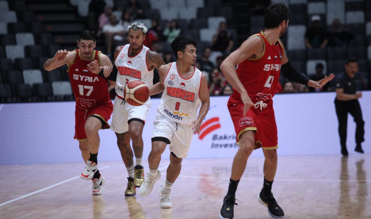 Pemain Timnas Basket Indonesia, Yudha Saputera mendrible bola melewati pemain Suriah pada even Indonesia International Basketball Invitational (IIBI) 2023 di Indonesia Arena, Senayan, Jakarta, Sabtu (05/08/23). 