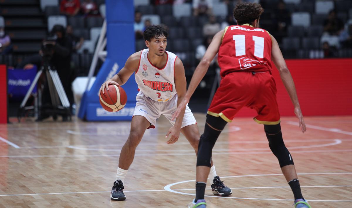 Pemain Timnas Basket Indonesia, Zane William Adnan menguasai bola saat berhadapan dengan pemain Suriah pada even Indonesia International Basketball Invitational (IIBI) 2023 di Indonesia Arena, Senayan, Jakarta, Sabtu (05/08/23). 