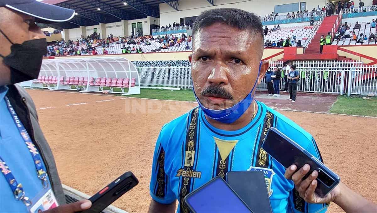 Pelatih Persewar Waropen, Eduard Ivakdalam. (Foto: Sudjarwo/INDOSPORT)
