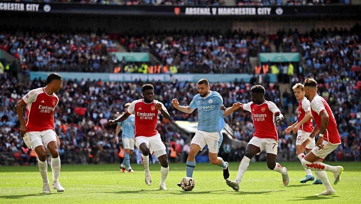 Aksi Mateo Kovacic saat dikepung lawan di laga Community Shield Manchester City vs Arsenal (06/08/23). (Foto: REUTERS/Dylan Martinez)
