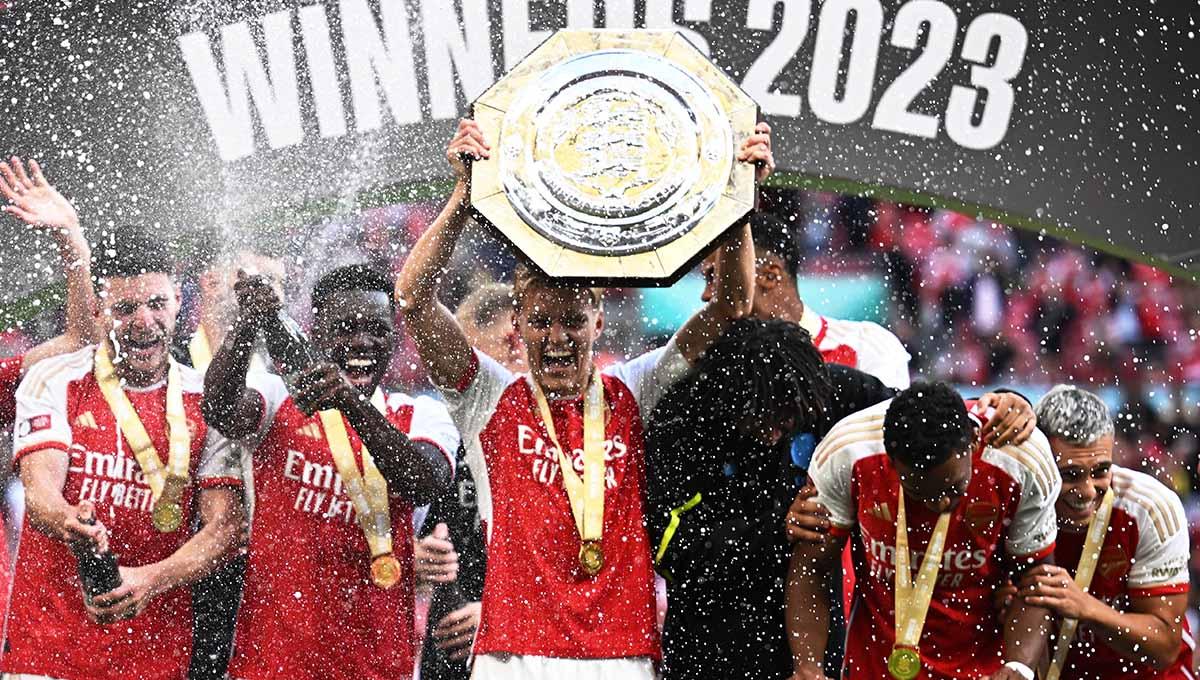 Pemain Arsenal Martin Odegaard dan rekan setimnya merayakan dengan trofi usai mengalahkan Manchester City di laga Community Shield Manchester City vs Arsenal (06/08/23). (Foto: REUTERS/Dylan Martinez) Copyright: REUTERS/Dylan Martinez