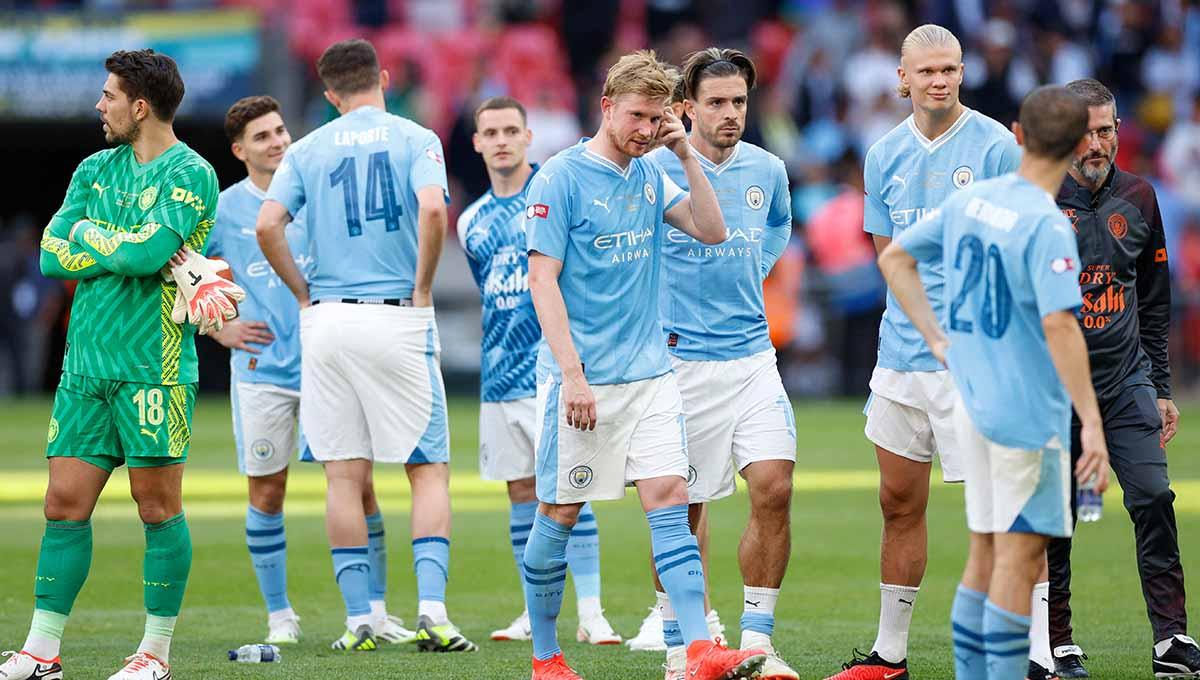 Pemain Manchester City Kevin De Bruyne, Jack Grealish dan Erling Haaland terlihat sedih saat timnya kalah dengan adu penalti di laga Community Shield Manchester City vs Arsenal (06/08/23). (Foto: REUTERS/Peter Cziborra)