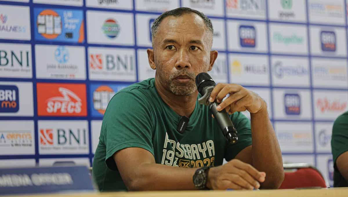 Pelatih Persebaya Surabaya, Uston Nawawi saat konferensi pers. (Foto: MO Persebaya Surabaya) - INDOSPORT