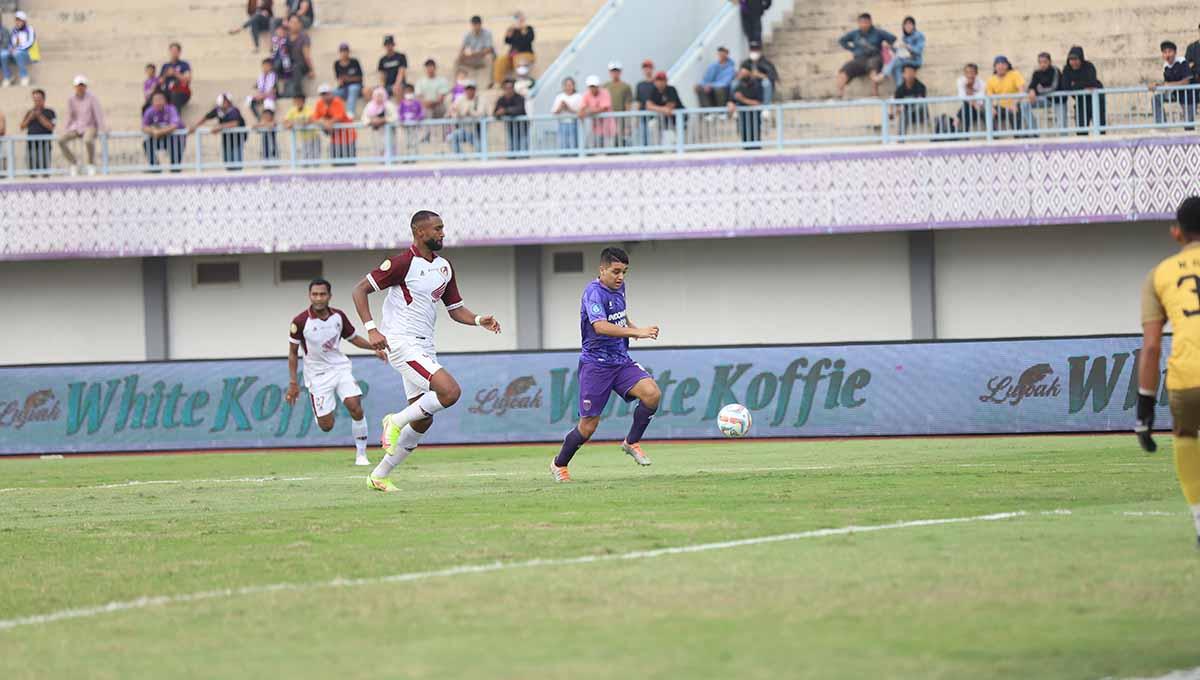 Pemain PSM Yuran Fernandes berusaha mengejar bola dari penguasaan pemain Persita pada pekan ketujuh laga Liga 1 di Stadion Indomilk Arena (Tangerang), Senin (07/08/23). (Foto: MO Persita Tangerang)