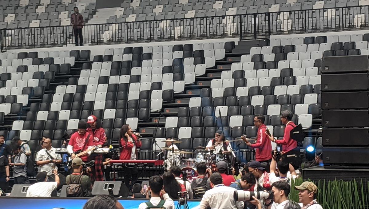 Menteri PUPR Basuki Hadimuljono bersama Cokelat Band Menjadi yang Pertama Menjajal Indonesia Arena Untuk Konser, Senin (07/08/23). - INDOSPORT
