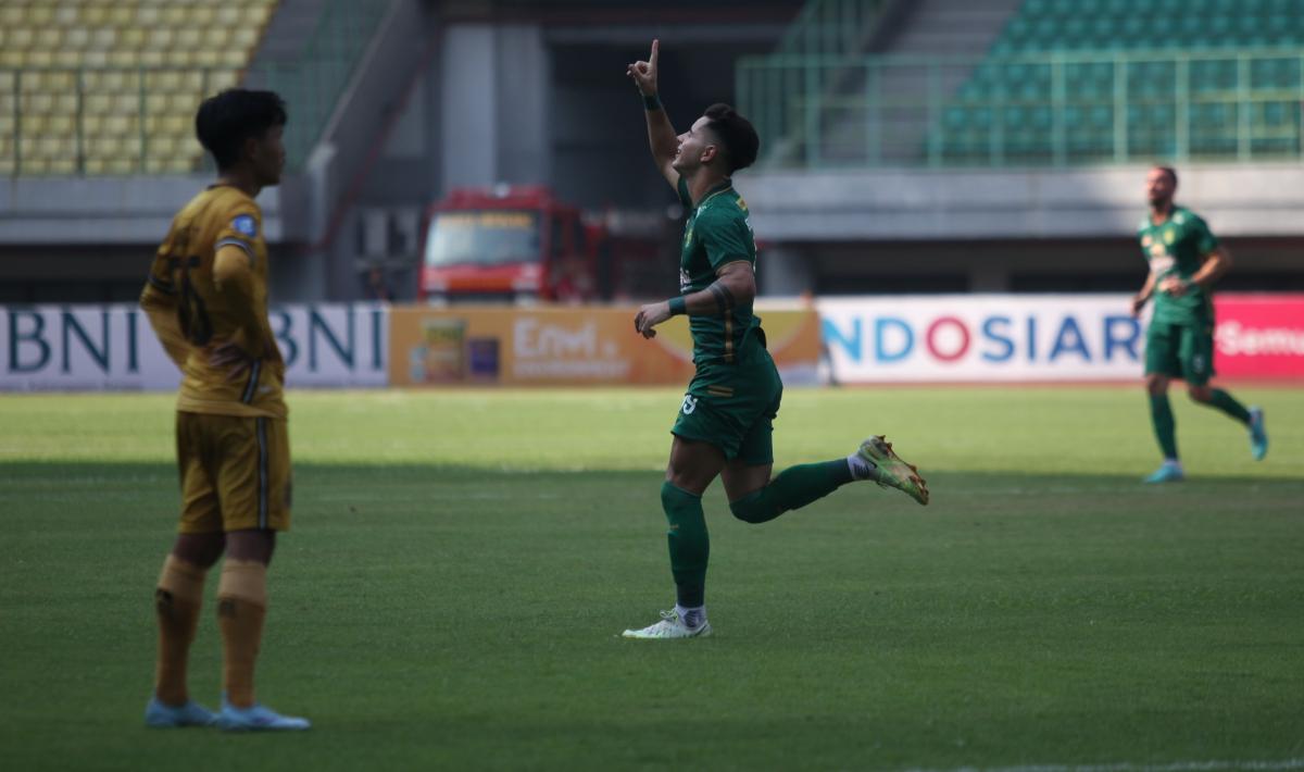 Selebrasi pemain Persebaya, Bruno Moreira usai mencetak gol ke gawang Bhayangkara FC pada laga pekan ketujuh Liga 1 2023/2024 di stadion Patriot, Selasa (08/08/23).