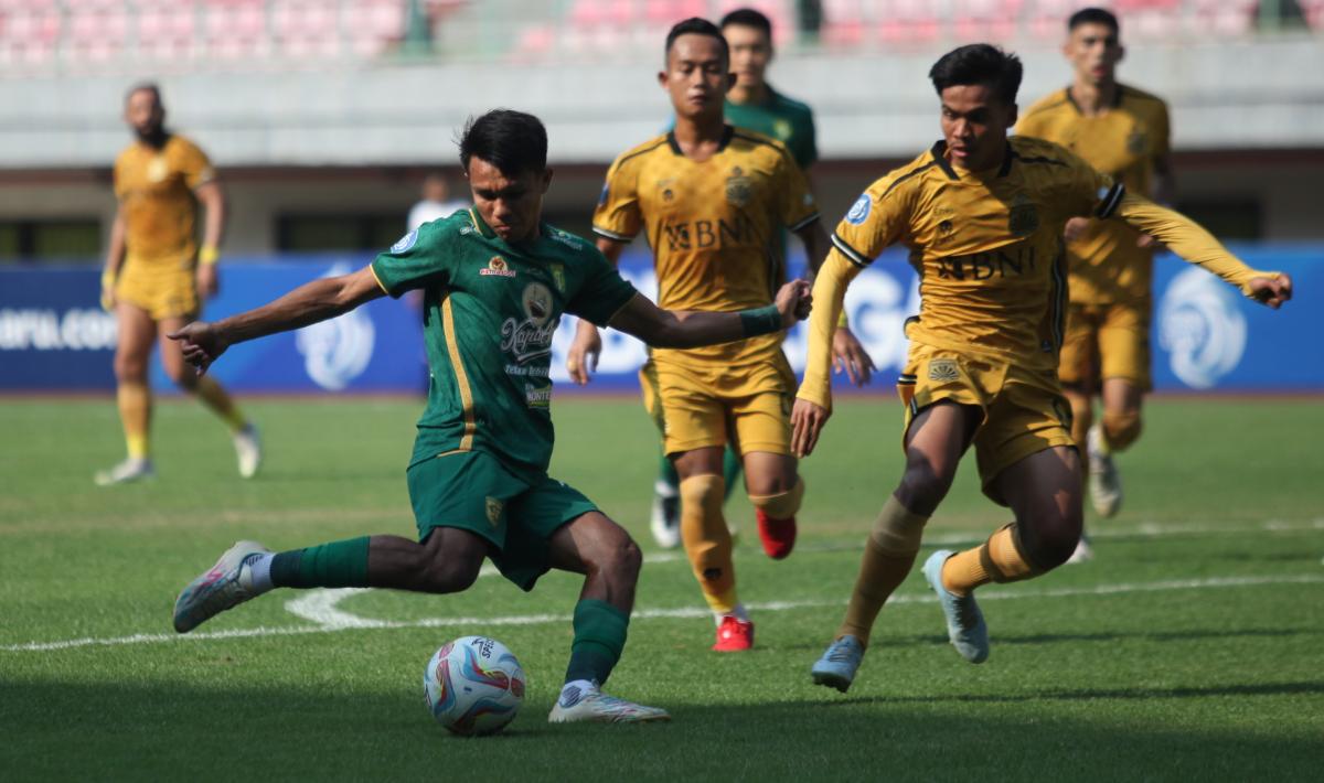 Pemain Persebaya mencoba melakukan tendangan ke gawang Bhayangkara FC pada laga pekan ketujuh Liga 1 2023/2024 di stadion Patriot, Selasa (08/08/23).