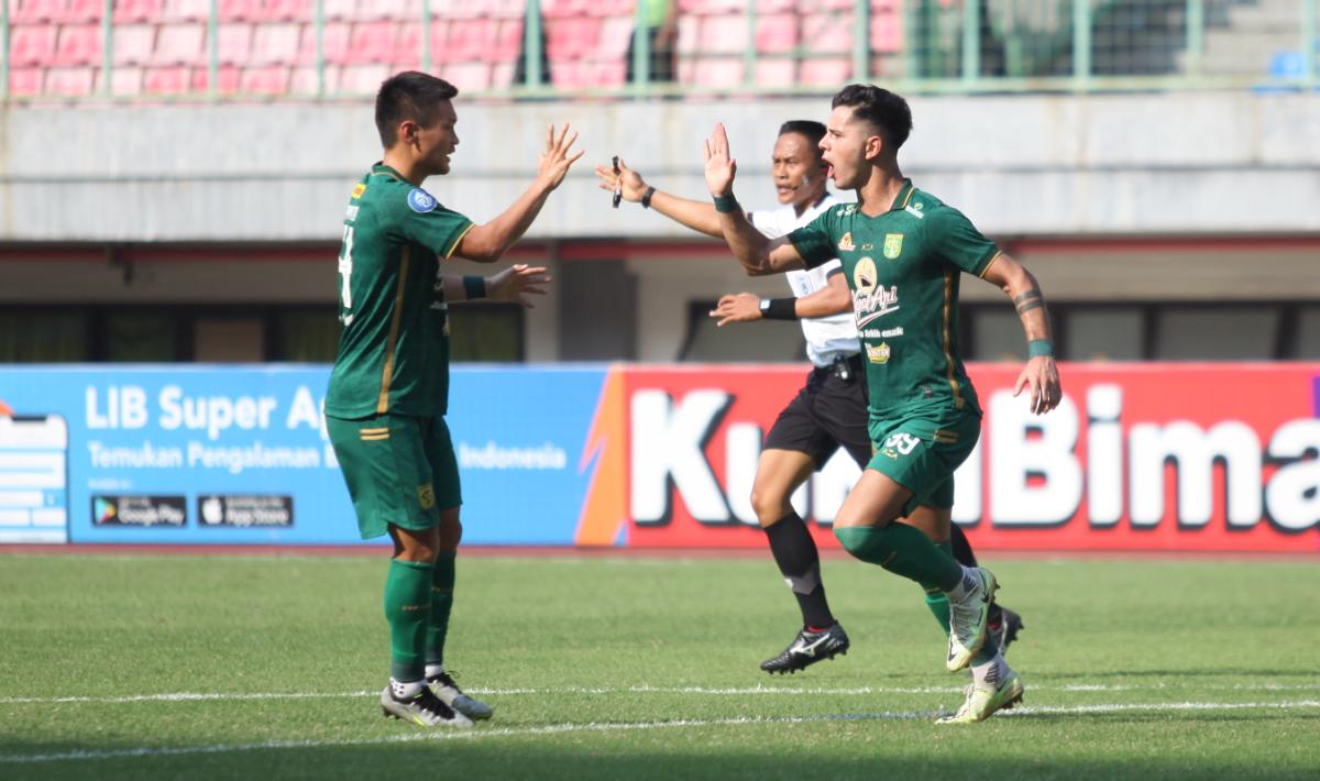 Selebrasi pemain Persebaya, Bruno Moreira usai mencetak gol ke gawang Bhayangkara FC pada laga pekan ketujuh Liga 1 2023/2024 di stadion Patriot, Selasa (08/08/23).
