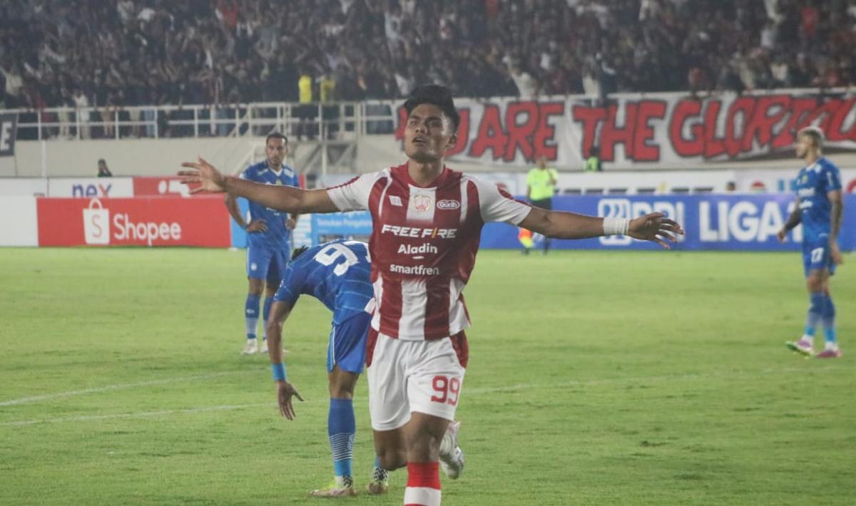 Selebrasi striker Persis Solo, Ramadhan Sananta usai mencetak gol ke gawang Persib pada laga pekan ketujuh Liga 1 2023/2024 di stadion Manahan, Selasa (08/08/23).