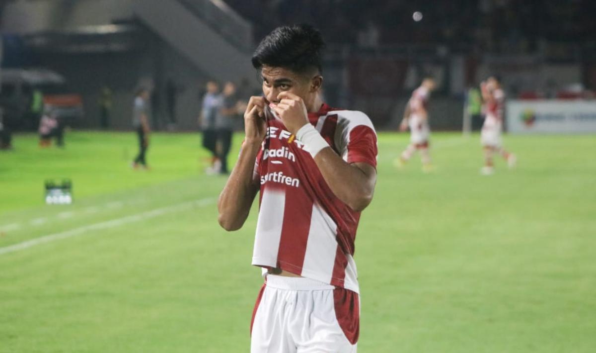 Selebrasi striker Persis Solo, Ramadhan Sananta usai mencetak gol ke gawang Borneo FC pada laga pekan ketiga Liga 1 2023/2024 di stadion Manahan, Sabtu (15/07/23).