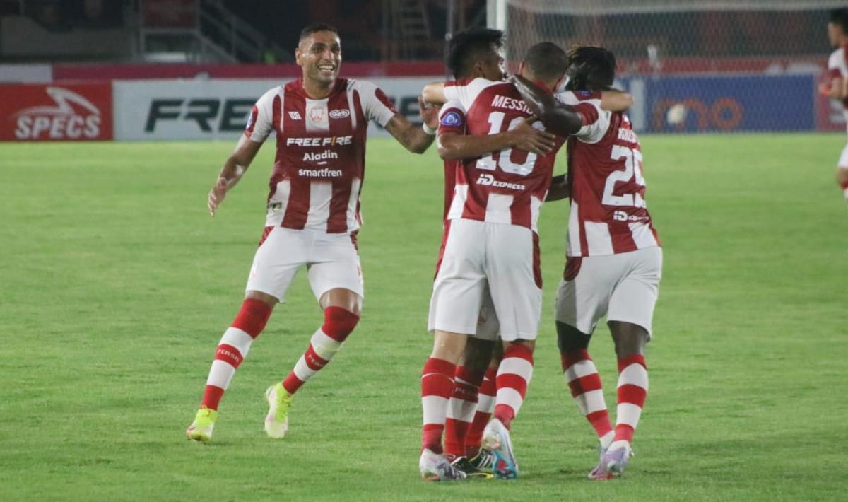 Pemain Persis Solo, Alexis Messidoro mendapat apresiasi dari rekan-rekannya usai mencatatkan assist untuk gol Ramadhan Sananta ke gawang Persib pada laga pekan ketujuh Liga 1 2023/2024 di stadion Manahan, Selasa (08/08/23).