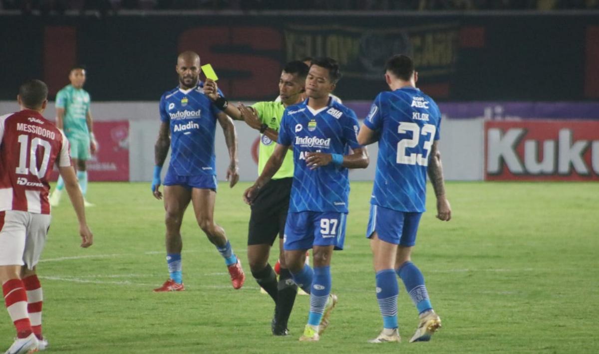 Bek sayap Persib, Edo Ferbiansyah mendapat kartu kuning dari wasit pada laga pekan ketujuh Liga 1 2023/2024 melawan Persis Solo di stadion Manahan, Selasa (08/08/23).