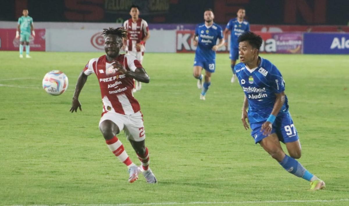 Pergerakan pemain Persis Solo, Mousa Siddibe dibayangi ketat oleh bek Persib, Edo Ferbiansyah pada laga pekan ketujuh Liga 1 2023/2024 di stadion Manahan, Selasa (08/08/23).