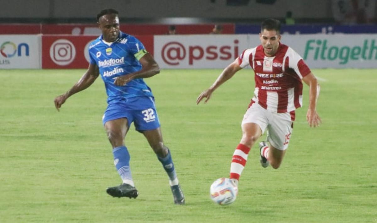 Striker Persis Solo, David Gonzales (kanan) berusaha merebut bola dari bek Persib, Victor Igbonefo pada laga pekan ketujuh Liga 1 2023/2024 di stadion Manahan, Selasa (08/08/23).