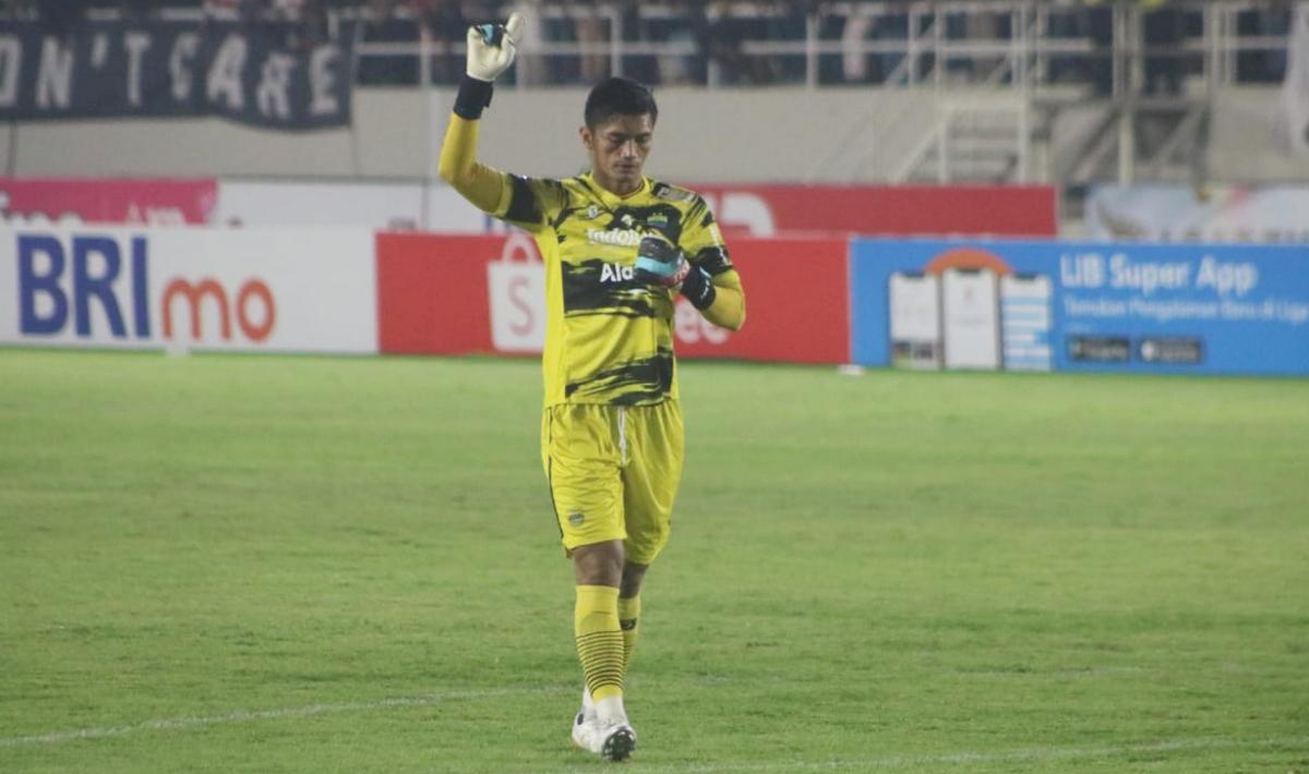 Kiper Persib, Fitrul Dwi Rustapa merayakan gol yang diciptakan Ciro Alves ke gawang Persis Solo pada laga pekan ketujuh Liga 1 2023/2024 di stadion Manahan, Selasa (08/08/23).