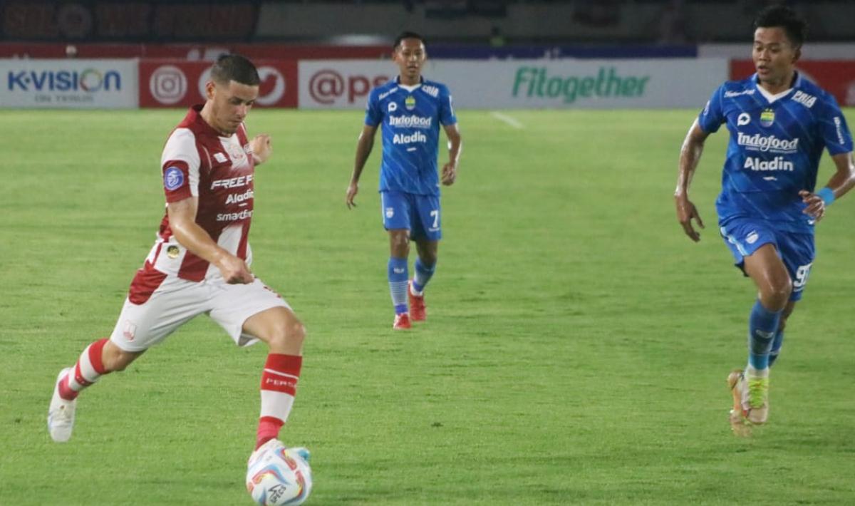 Pemain Persis Solo, Alexis Messidoro melepaskan umpan yang berbuah gol lewat Ramadhan Sananta ke gawang Persib pada laga pekan ketujuh Liga 1 2023/2024 di stadion Manahan, Selasa (08/08/23).