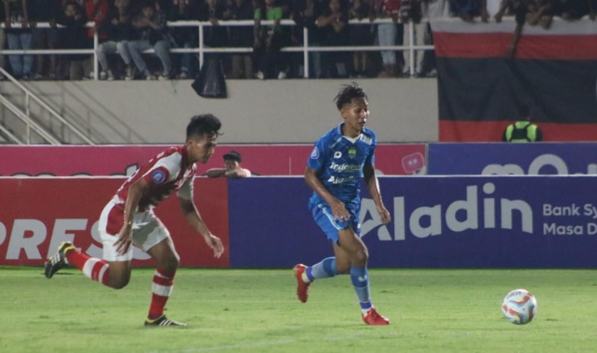 Gelandang Persib, Beckham Putra mencoba melewati pemain Persis Solo, Chrystna Bhagascara pada laga pekan ketujuh Liga 1 2023/2024 di stadion Manahan, Selasa (08/08/23).