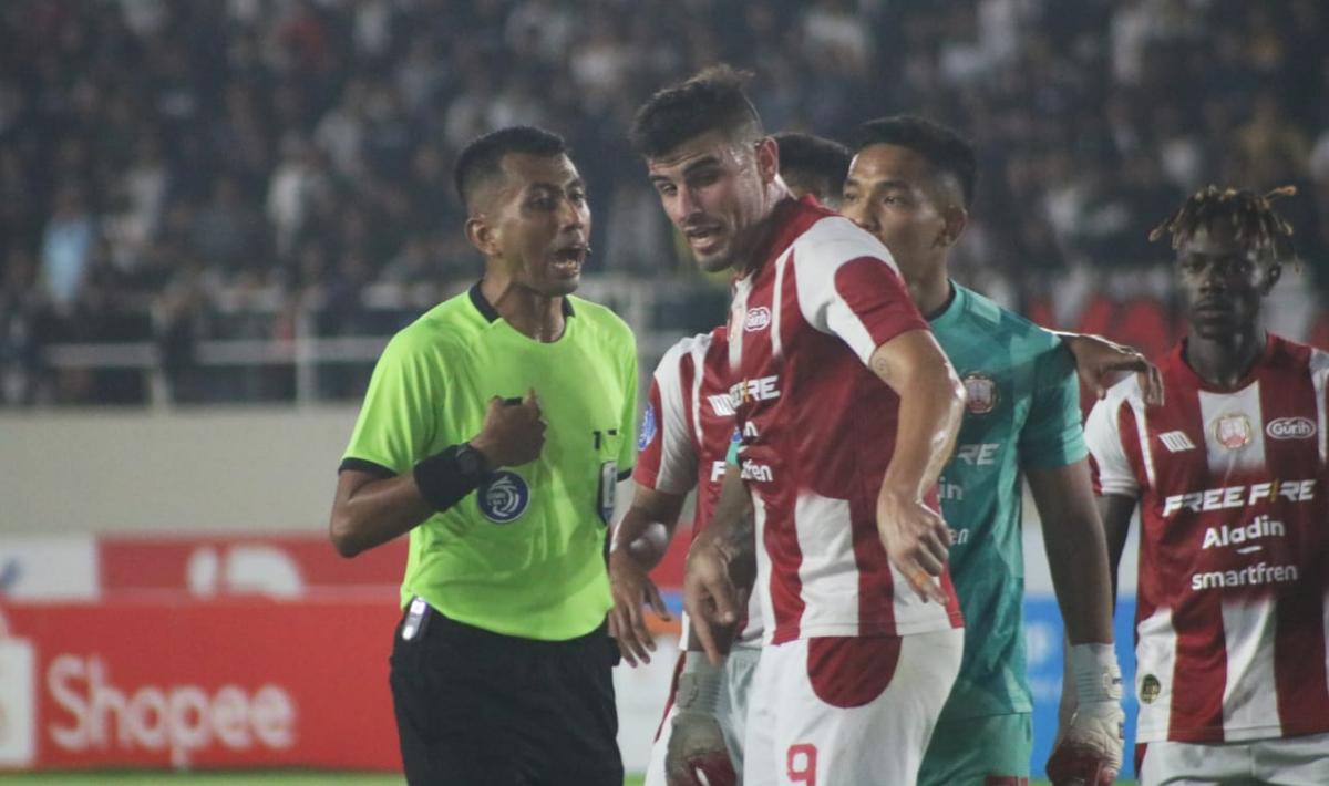 Striker Persis Solo, Fernando Rodriguez memprotes keputusan wasit pada laga pekan ketujuh Liga 1 2023/2024 melawan Persib Bandung di stadion Manahan, Selasa (08/08/23).