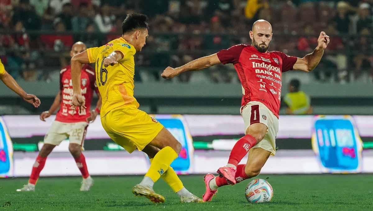 Pemain Bali United, Mohammed Rashid mencoba curi bola dari kaki pemain Persik pada pekan ketujuh laga Liga 1 di Stadion Kapten I Wayan Dipta (Gianyar). (Foto: MO Bali United)