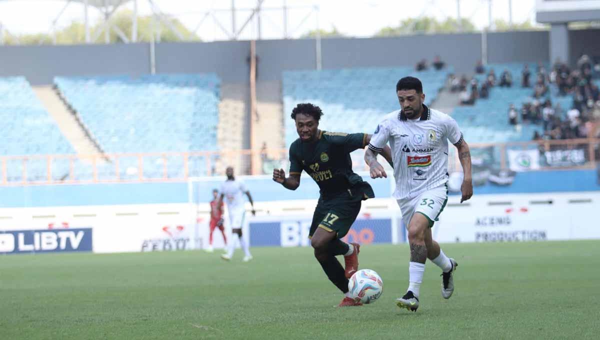 Pemain PSS Sleman, Jonathan Bustos berusaha menghindar jauh dari kejaran pemain Persikabo, Kainoa Bailey pada pekan ketujuh laga Liga 1 di Stadion Wibawa Mukti (Cikarang), Selasa (08/08/23). (Foto: MO PSS Sleman) - INDOSPORT