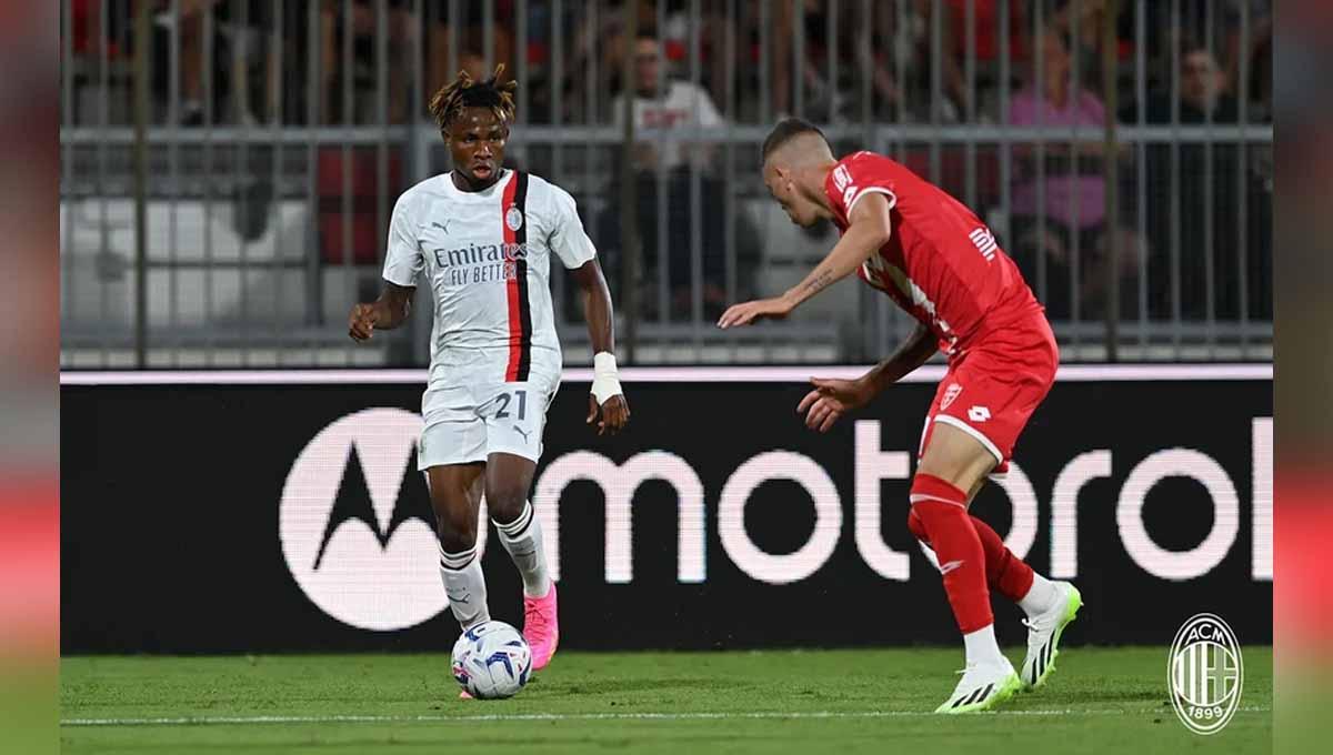 Pemain AC Milan, Samuel Chukwueze saat dihadang pemain AC Monza pada laga Trofeo Silvio Berlusconi di Stadion Brianteo, U-Power, (Monza), Rabu (09/08/23). (Foto: acmilan)