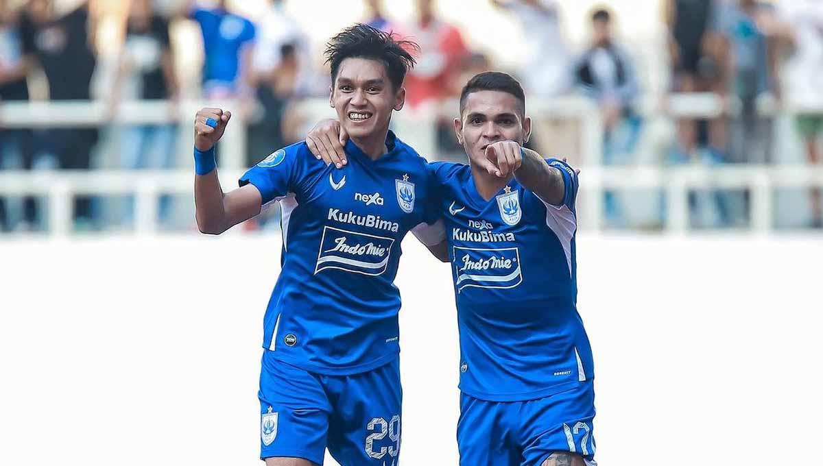 Selebrasi pemain PSIS Semarang, Septian David Maulana dengan rekan setimnya, Gali Freitas usai mencetak gol ke gawang Arema FC pada pekan ketujuh laga liga 1 di Stadion Jatidiri (Semarang), Rabu (09/08/23). (Foto: Instagram@psisfcofficial)
