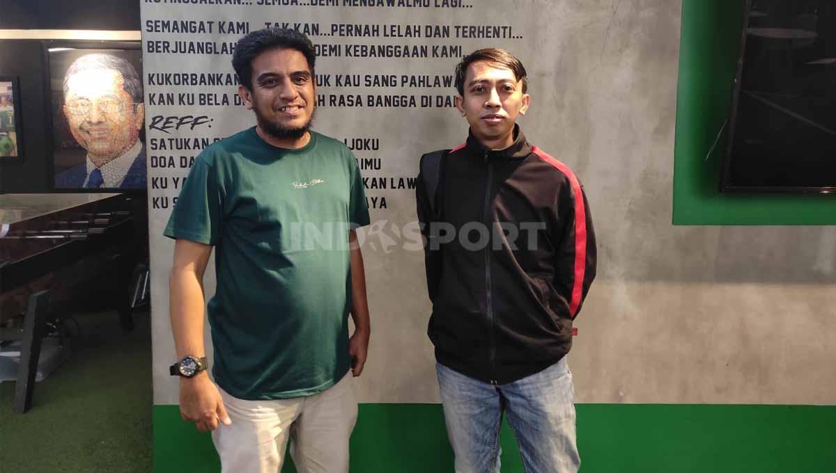 Manajer Persebaya Yahya Alkatiri memperkenalkan analis baru Rochmat Setiawan. (Foto: Fitra Herdian/INDOSPORT)