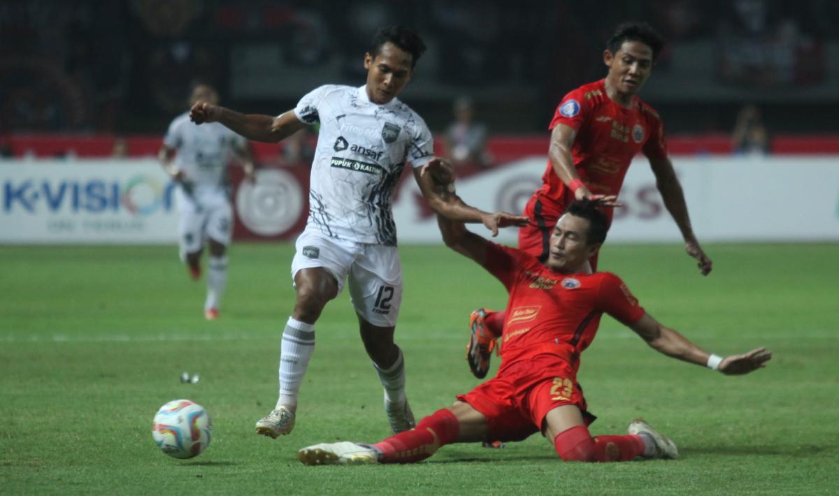 Bek Persija, Hansamu Yama (kanan) melakukan sliding tackle ke arah pemain Borneo FC, Hendro Siswanto pada laga pekan ketujuh Liga 1 2023/2024 di stadion Patriot, Rabu (09/08/23).