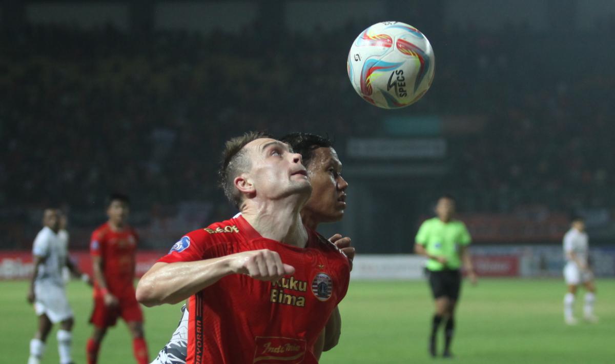 Pemain Persija, Maciej Gajos berebut bola dengan pemain Borneo FC, Adam Alis pada laga pekan ketujuh Liga 1 2023/2024 di stadion Patriot, Rabu (09/08/23).