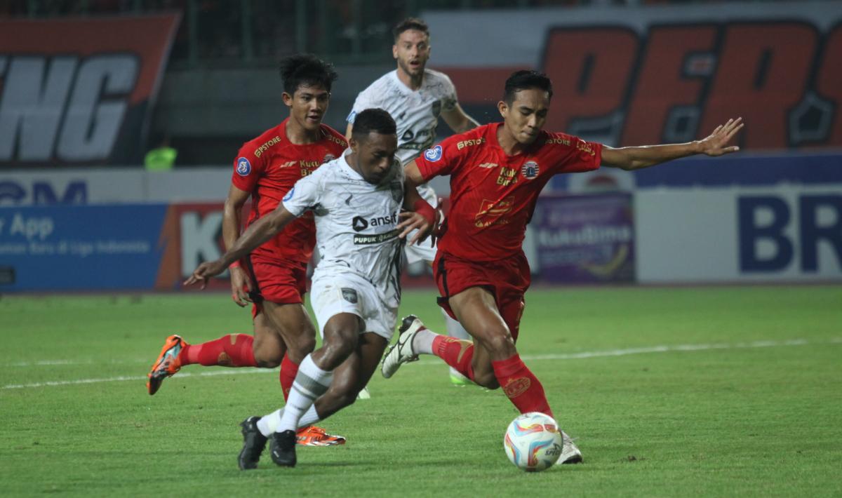 Pemain Borneo FC, Terens Puhiri berusaha melewati hadangan bek Persija, Muhammad Ridho pada laga pekan ketujuh Liga 1 2023/2024 di stadion Patriot, Rabu (09/08/23). - INDOSPORT