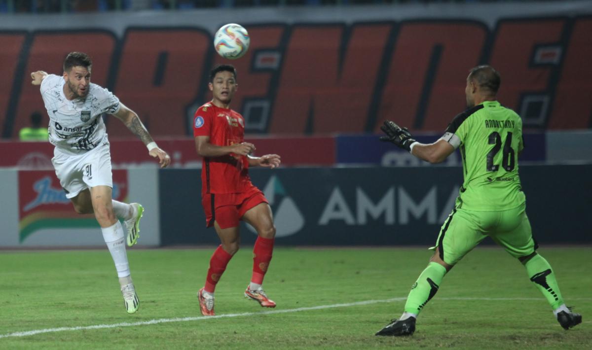 Peluang striker Borneo FC, Felipe Cadenazi lewat sundulan namun digagalkan oleh kiper Persija, Andritany Ardhiyasa pada laga pekan ketujuh Liga 1 2023/2024 di stadion Patriot, Rabu (09/08/23).