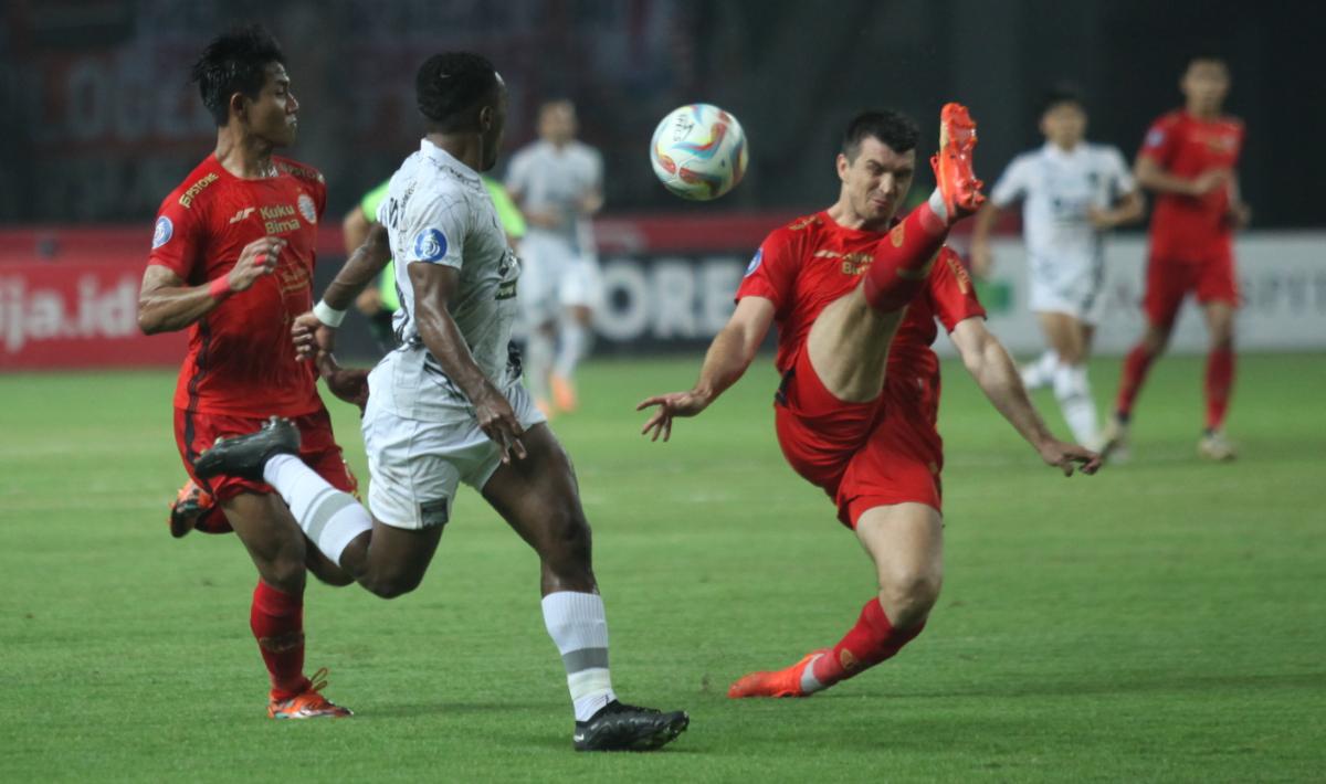 Bek Persija, Andrej Kudela membuang bola yang mengarah ke striker Borneo FC, Terens Puhiri pada laga pekan ketujuh Liga 1 2023/2024 di stadion Patriot, Rabu (09/08/23).