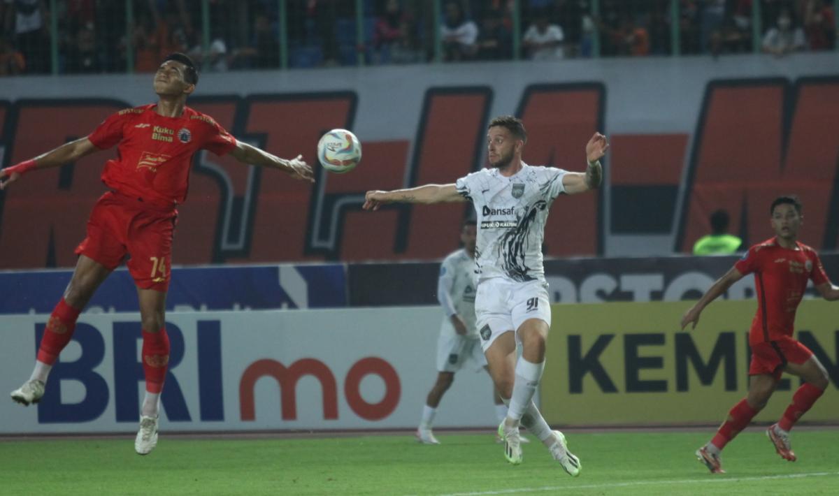 Striker Borneo FC, Felipe Cadenazi saat menerima umpan dari rekannya pada laga pekan ketujuh Liga 1 2023/2024 melawan Persijadi stadion Patriot, Rabu (09/08/23).